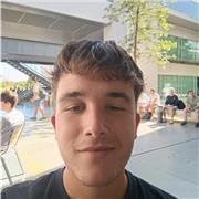 Estudiante de carrera universitaria con el título de bachillerato.